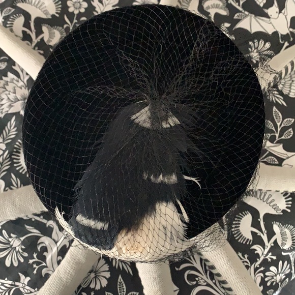 Vintage 1950s velvet pillbox hat w/ veil & hatbox - Picture 2 of 8